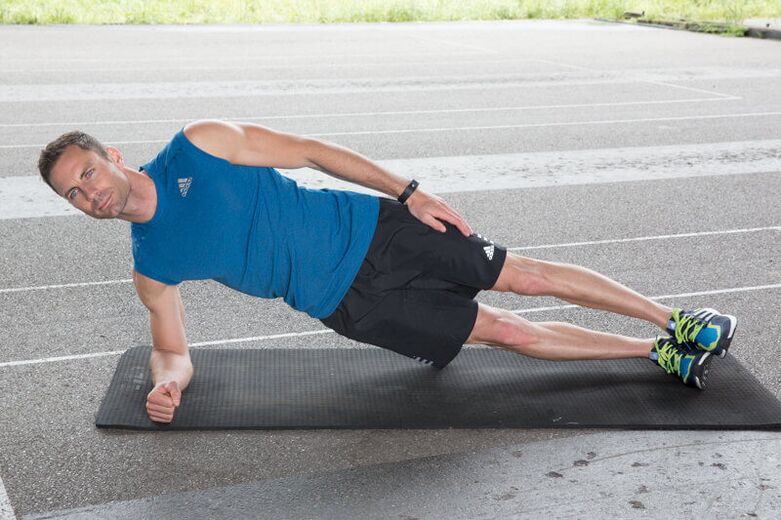 Un bărbat face exerciții pentru a pierde în greutate pe stomac și pe laterale