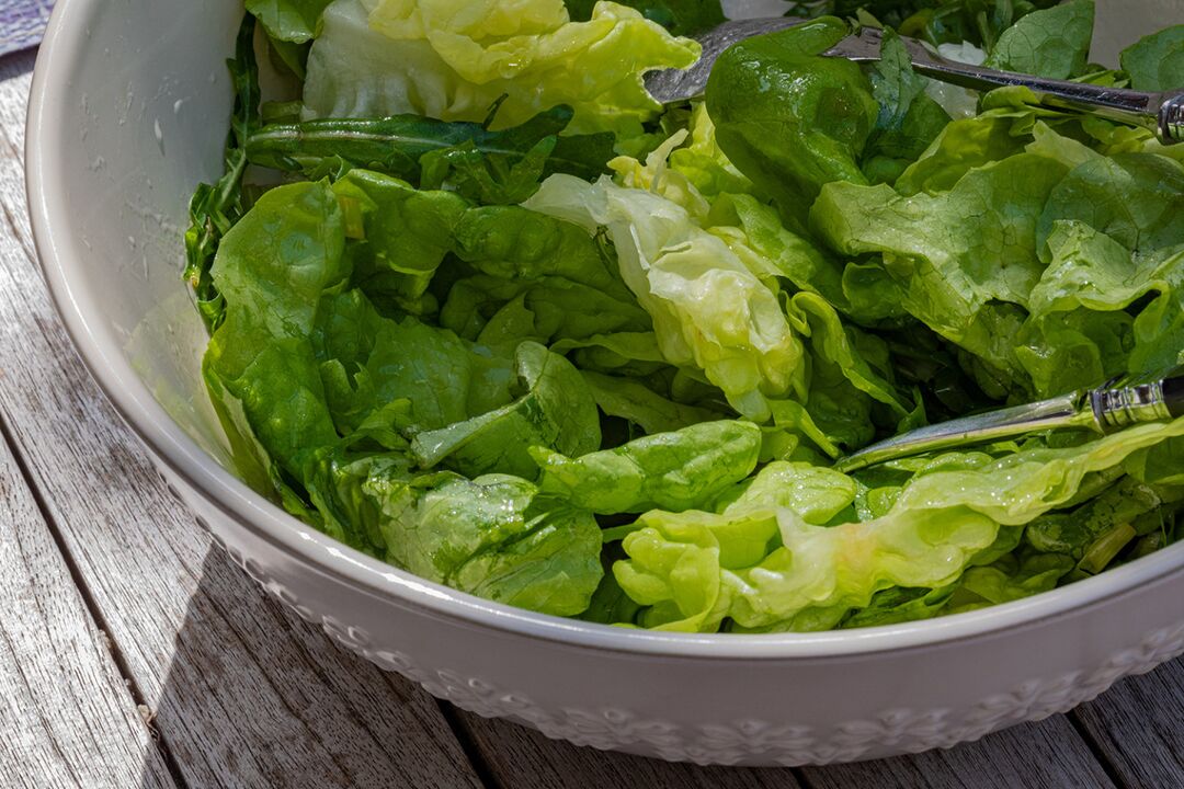 Salata proaspata imbracata cu ulei de masline